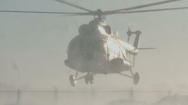 Mi-8 helikopter iniyor