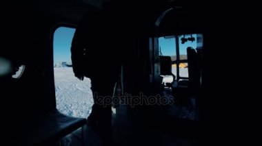 Helikopter pilot kabini girer