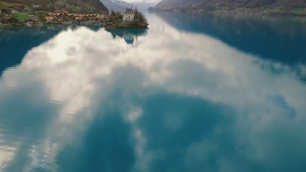 ทะเลสาบที่สวยงามใกล้ภูเขา . — วีดีโอสต็อก