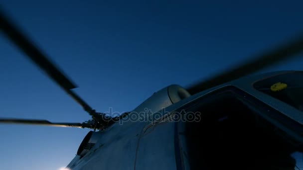 Вертолет Ми-8 во время парковки — стоковое видео
