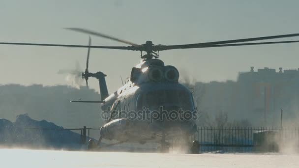 O helicóptero Mi-8 descola — Vídeo de Stock