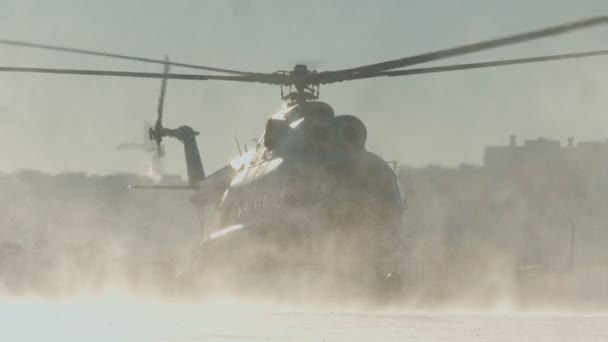Вертолет Ми-8 взлетает — стоковое видео
