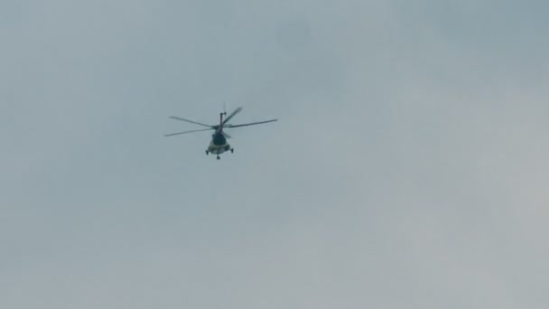 Mi-8 型直升机在空中 — 图库视频影像