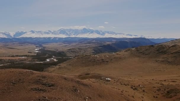Політ над прекрасною долиною зі сніжними горами на відстані — стокове відео