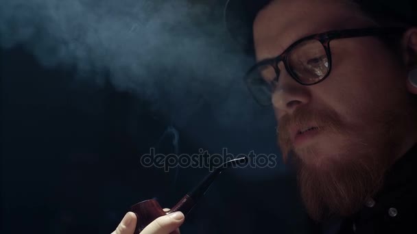 Portret van man rookpijp — Stockvideo