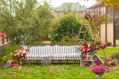 Bahçedeki sonbahar sahne