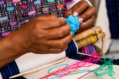 San Juan Cancuc, Chiapas, Meksika 'da geleneksel tekstil ören kadınların elleri