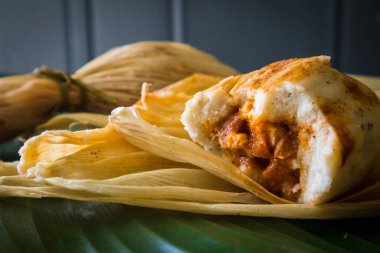 Chuchitos (Guatemala Tamale 'leri) mısır kabuğunun üzerine konmuş etle dolu