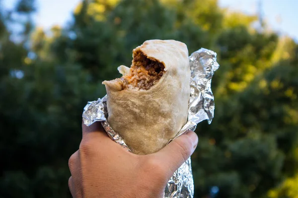 Mano Sosteniendo Burrito Estilo California Con Una Mordedura Sacada — Foto de Stock