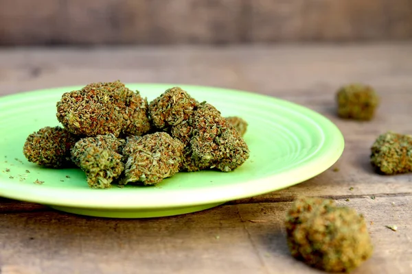 Marijuana Flower Buds Green Plate — Stock Photo, Image
