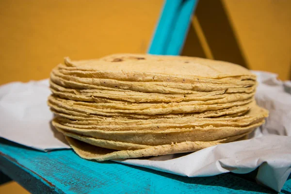Stapel Maïs Tortilla Papier Blauw Hout — Stockfoto