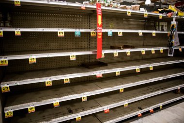 OAKDALE, CALIFORNIA, Birleşik Devletler - 1 Nisan 2020: Covid-19 salgını sırasında süpermarketteki boş raflar