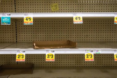 OAKDALE, CALIFORNIA, Birleşik Devletler - 1 Nisan 2020: Covid-19 salgını sırasında süpermarketteki boş raflar
