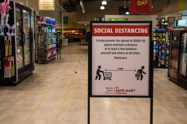 OAKDALE, CALIFORNIA, Birleşik Devletler - 1 Nisan 2020: Coronavirus salgını sırasında SaveMart süpermarketinde Sosyal Mesafe İşareti