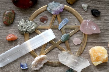 Altın pentagramlı kristaller ve taşlar