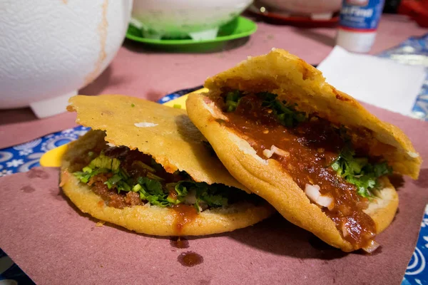 Geleneksel Gorditas Meksika 'da Salsa ile servis yaptı.