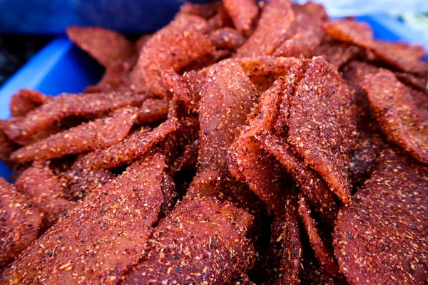 Meksika 'da bir markette biber kaplı mango atıştırmalıkları.