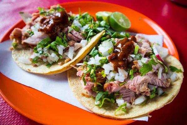 Mexico City 'de bir tabakta iki Carnitas Taco.