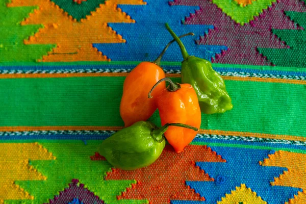 Bir grup portakal ve yeşil habanero kırmızı biber.