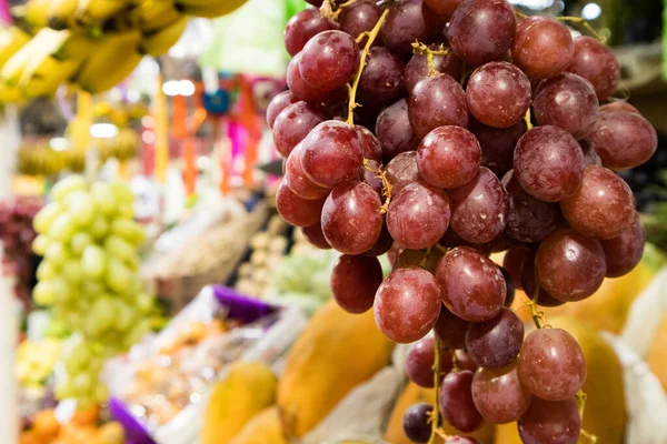 Eine Traube Roter Trauben Hängt Auf Einem Markt Mexiko — Stockfoto