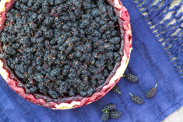 Saftige Maulbeerkuchen Auf Violettem Textil Umgeben Von Frischen Maulbeeren — Stockfoto