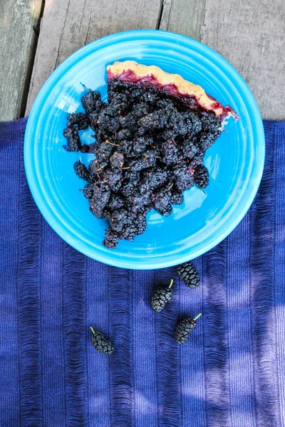 Ein Stück Kuchen Auf Einem Blauen Teller Auf Violettem Textil — Stockfoto