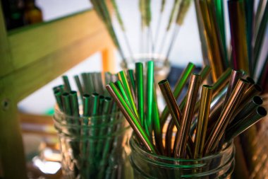 Tasarımcı yeniden kullanılabilir metal pipetler atıkları azaltmaya ve çevreyi korumaya yardımcı olur