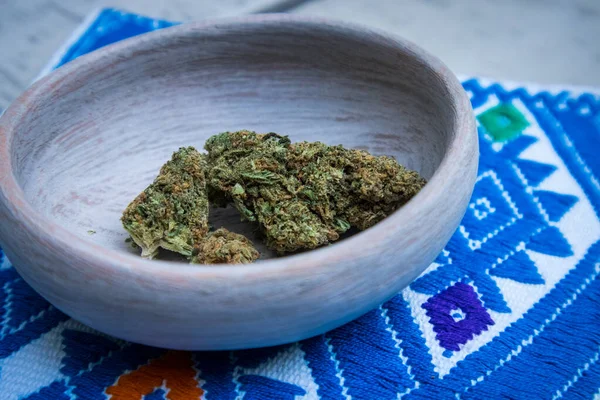 Tazón Arcilla Gris Flores Secas Marihuana Textil Mexicano Cannabis Legal — Foto de Stock