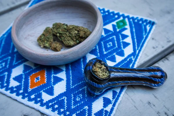 Szklana Rura Wypełniona Kwiatami Marihuany Miską Marihuany Meksykańskiej Tkaninie Marihuana — Zdjęcie stockowe