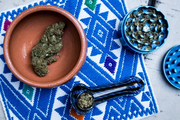 Skleněná Dýmka Plná Květin Marihuany Modrá Kovová Bruska Hliněná Mísa — Stock fotografie