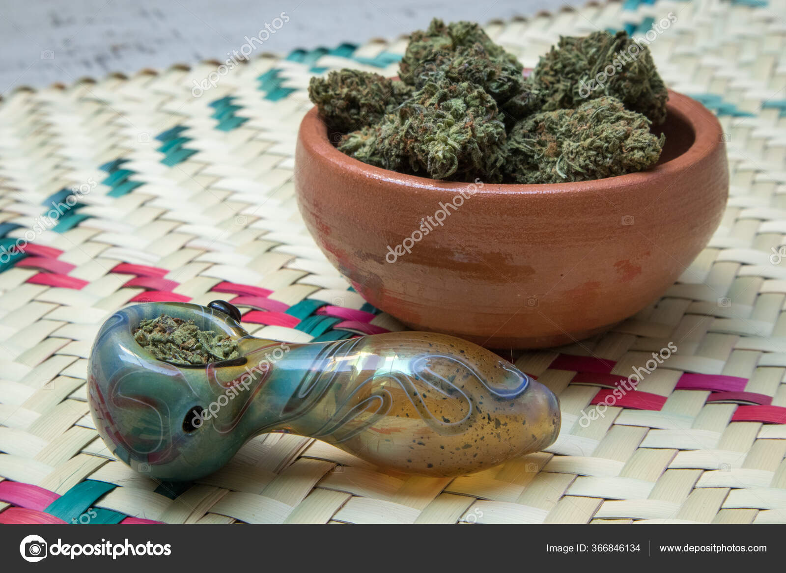 Bacia Barro Louça Terra Cheia Flores Cannabis Sentadas Lado Tubo — Foto ©  xhico #366846134, image size:1600x1167