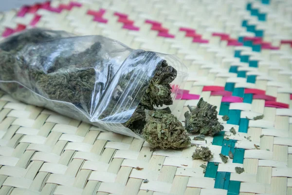 Sac Ouvert Plastique Fleurs Cannabis Répand Sur Tapis Tissé Mexico — Photo