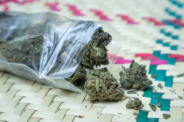 Sac Ouvert Plastique Fleurs Cannabis Répand Sur Tapis Tissé Mexico — Photo