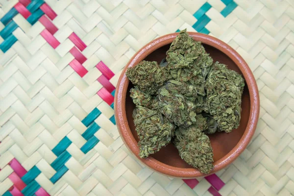 Cocinar Con Marihuana Tazón Barro Lleno Flores Cannabis Gastos Generales — Foto de Stock