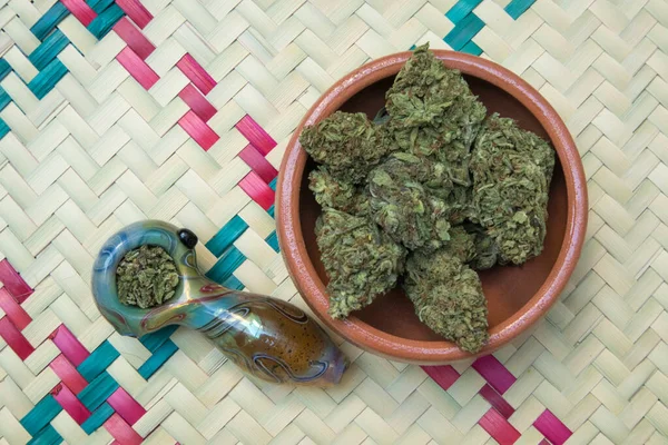 Tazón Barro Barro Lleno Flores Cannabis Sentado Junto Una Tubería — Foto de Stock