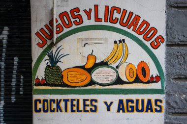 Mexico City 'de taze meyve suyu için imza atın. Tabela İspanyolca 