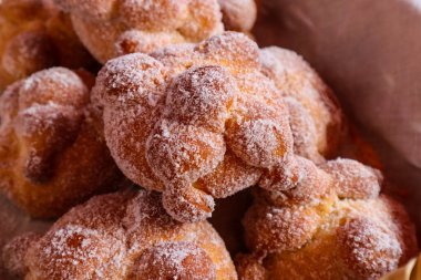 Ölü Ekmekler Günü (Pan de Muerto) Meksika 'da Ölü Tatil Günü için pazarda şekerle kaplanmış somunlar 