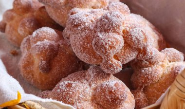 Ölü Ekmekler Günü (Pan de Muerto) Meksika 'da Ölü Tatil Günü için pazarda şekerle kaplanmış somunlar 