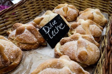 Ölü Ekmekler Günü (Pan de Muerto) Meksika 'daki Ölü Bayram Günü için sepetin içinde sütle dolu somunlar 