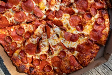 Akşam yemeğinde peynirli biberli pizza.