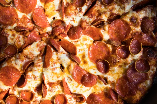 Cheesy Πίτσα Πεπερόνι Πλήρες Φόντο — Φωτογραφία Αρχείου