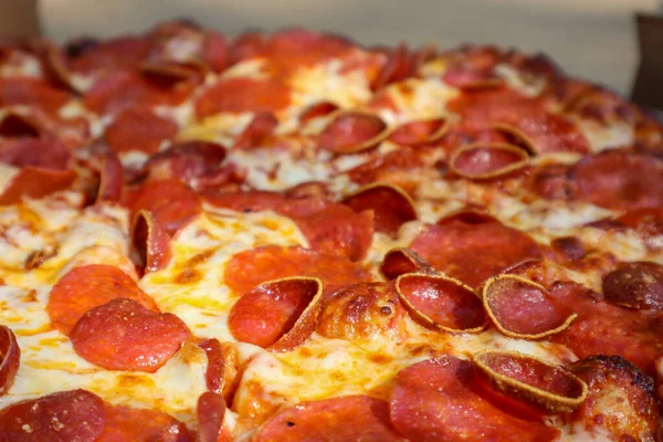 Akşam Yemeğinde Peynirli Biberli Pizza — Stok fotoğraf