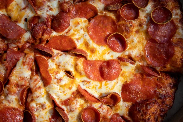 Cheesy Pepperoni Pizza Volledige Achtergrond — Stockfoto