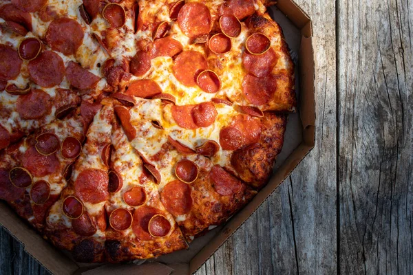 Pepperoni Pizza Auf Einem Holztisch Bei Einem Picknick Freien — Stockfoto