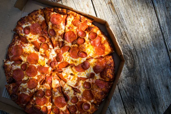 Pepperoni Pizza Ξύλινο Τραπέζι Υπαίθριο Πικνίκ — Φωτογραφία Αρχείου