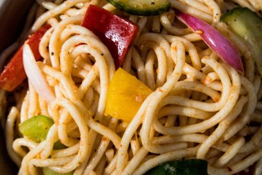 Spagetti salatası lezzetli bir soğuk makarna salatasıdır. Yakın çekim.