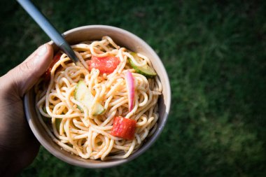 Spagetti salatası piknikteki lezzetli bir soğuk makarna salatasıdır.