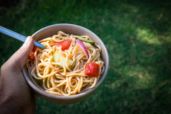 Spagetti salatası piknikteki lezzetli bir soğuk makarna salatasıdır.