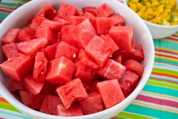 Frische Aufgeschnittene Wassermelone Einer Schüssel Bei Einem Picknick Serviert — Stockfoto