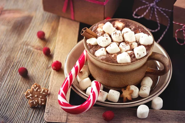 Sıcak kakao marshmallows içkiyle, kutu ve Noel kurabiye hediye — Stok fotoğraf